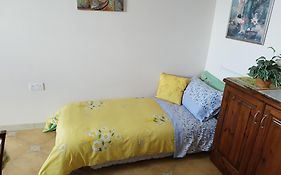 Joseph 2 Stylish Flat With Open Views, Just 4Km From The Airport Or Beach